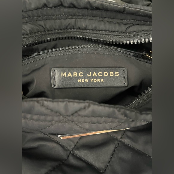 Marc Jacobs quilted purse. Crossbody, w/adjustable strap, internal pocket. Black - Picture 7 of 12